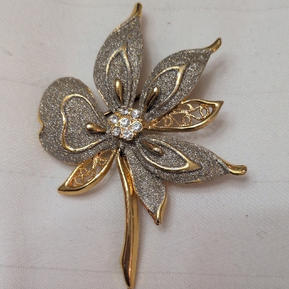 Elegant Pearl and Floral Brooch Set - Picture 7 of 10